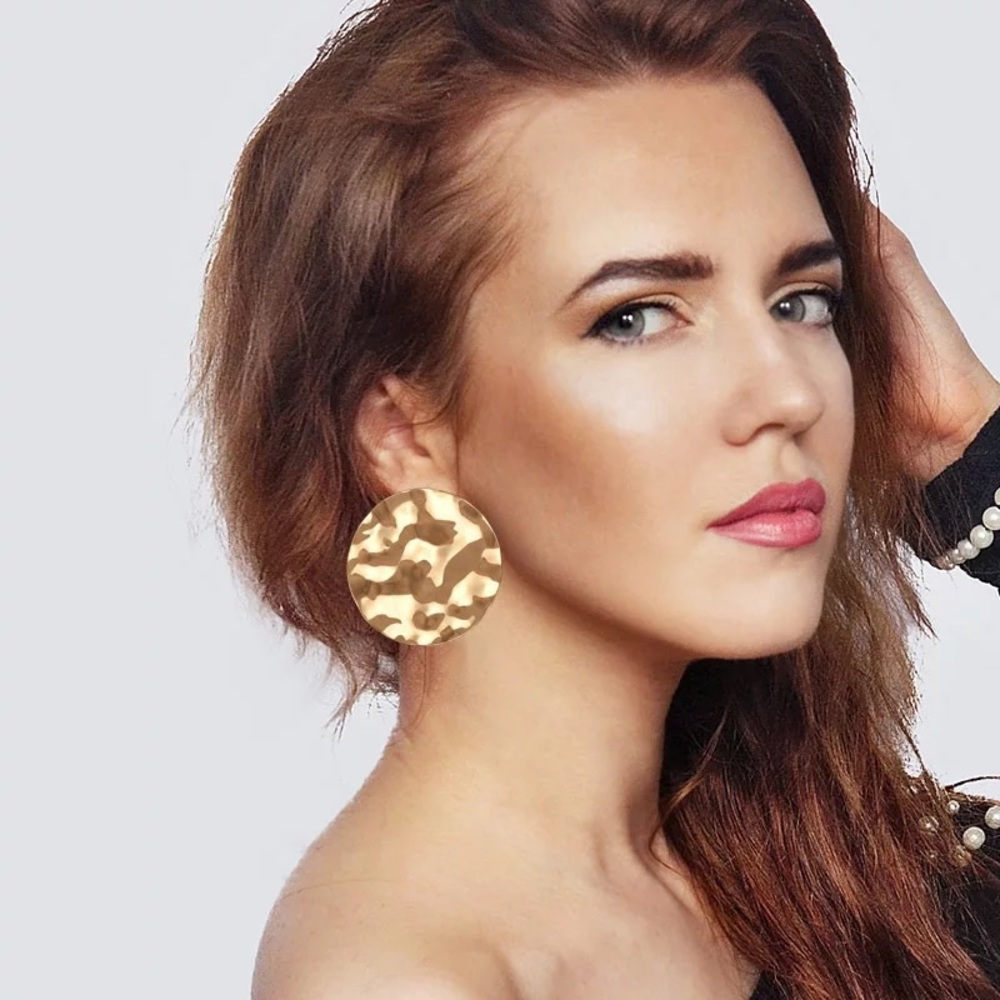 3/38🌸 Boho round disk Broncos silver stud earring
